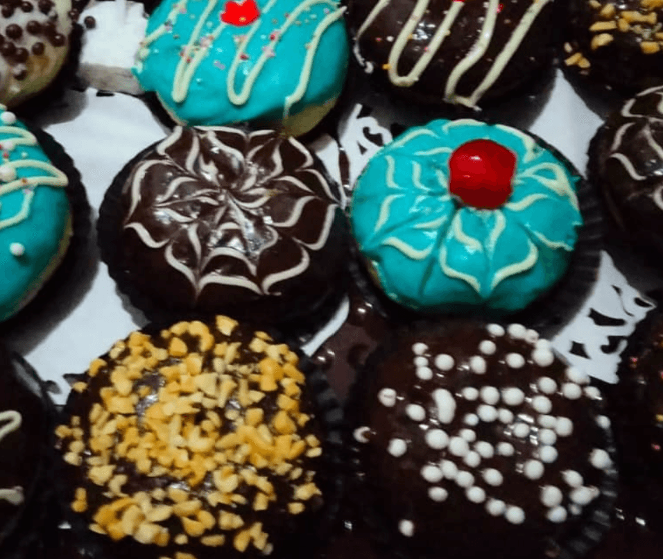 Donat hias dengan topping warna-warni