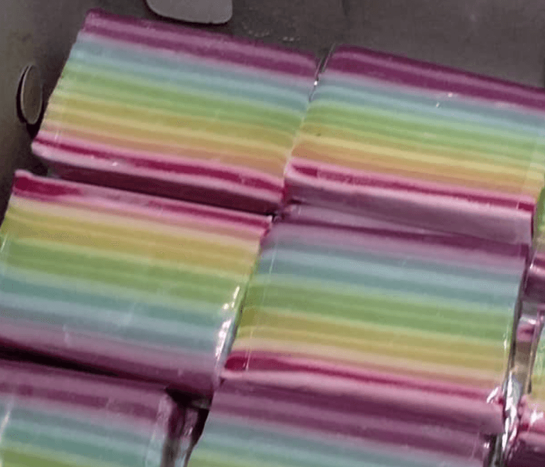Kue lapis warna-warni pelangi