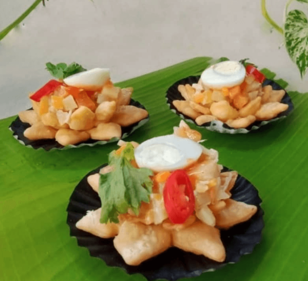 Pastel teratai berbentuk bunga dengan isian gurih, telur puyuh, dan cabai