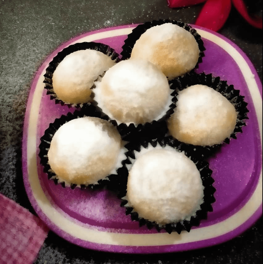 Kue kering putri salju bertabur gula halus