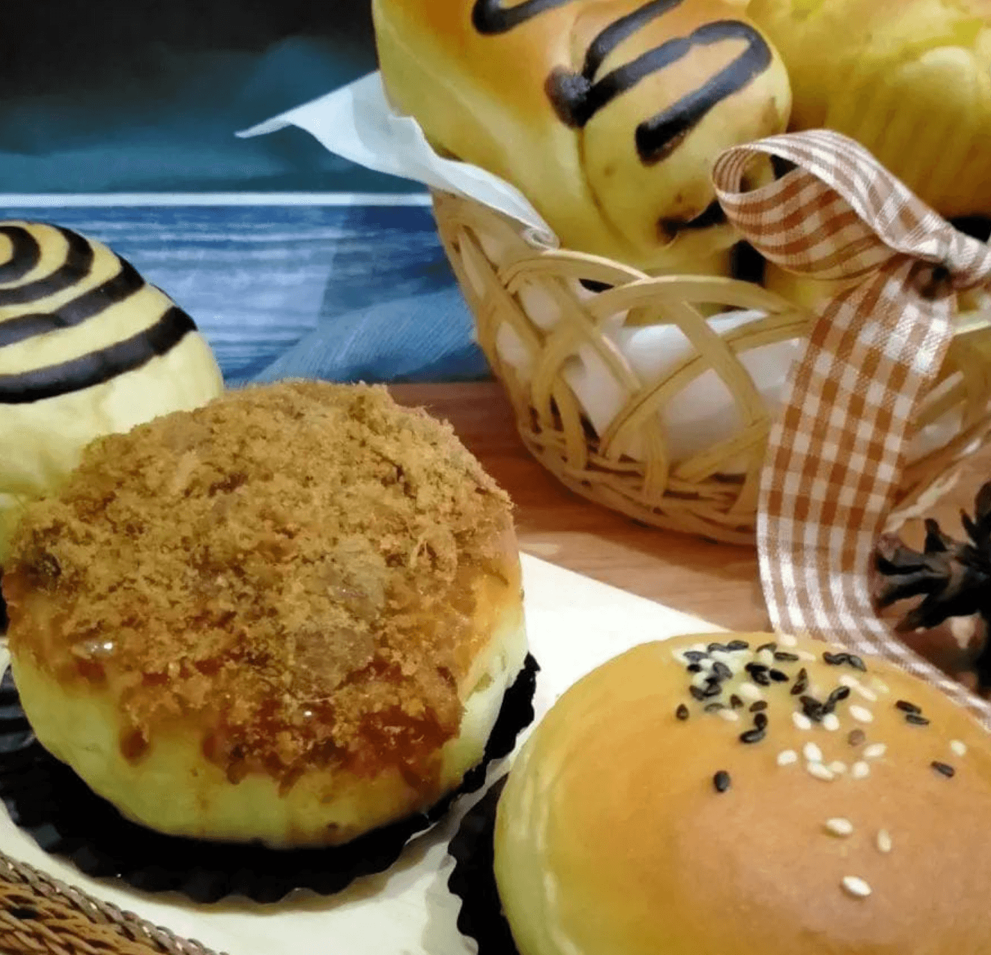 Roti isi abon dan cokelat dengan taburan wijen di atasnya