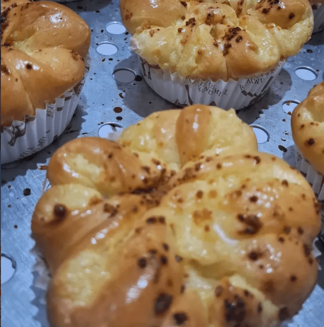 Roti isi keju bertabur keju parut