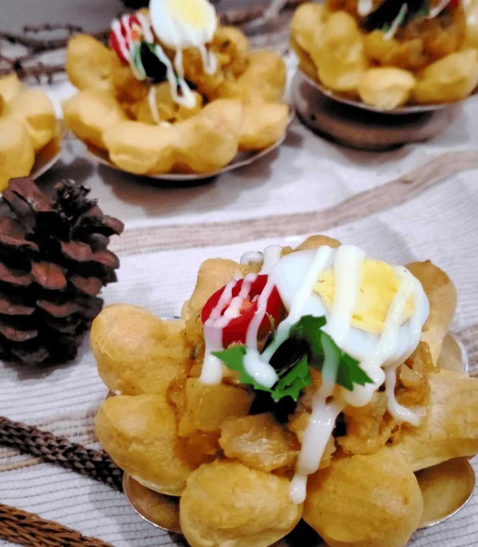 Sus bunga isi ragout dengan topping telur, mayones, dan cabai