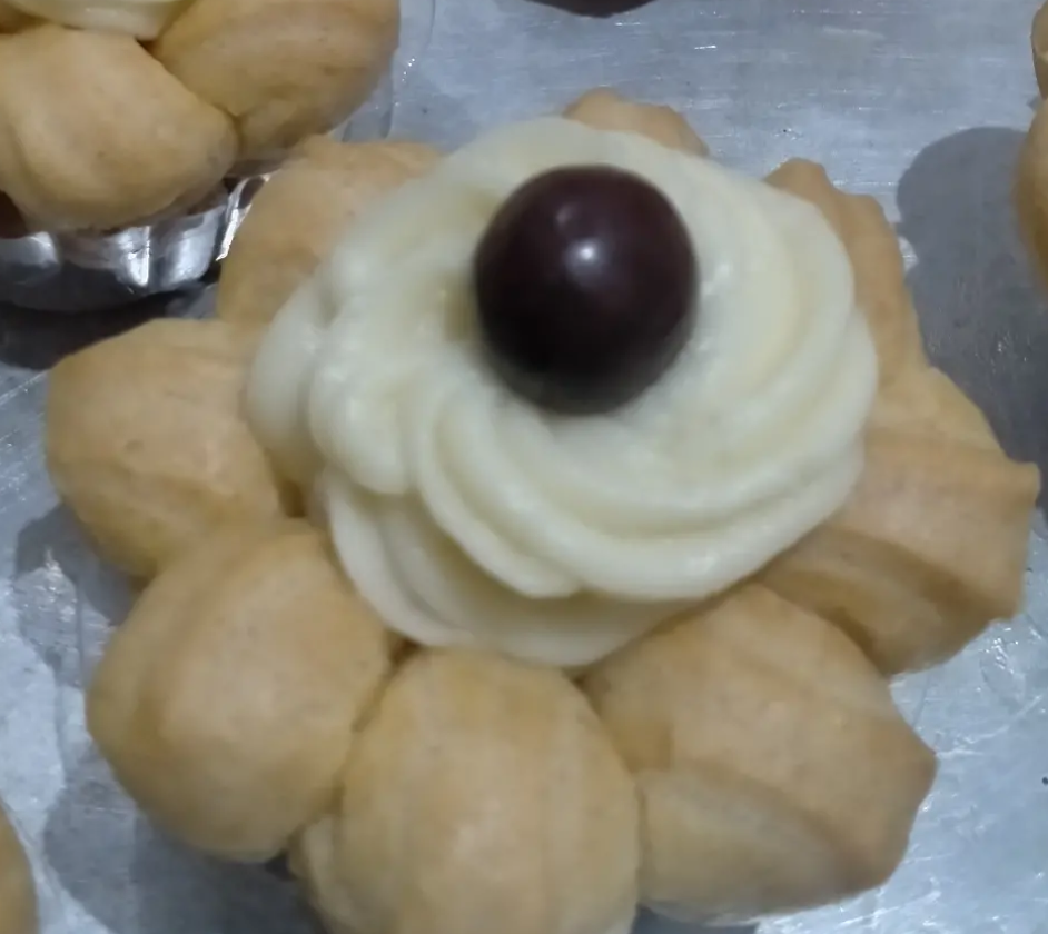 Soes bunga dengan isian vla lembut